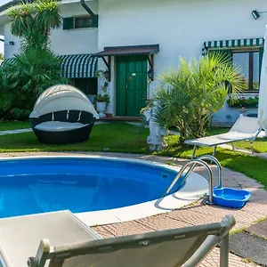 Au Jardin Fleuri Bed & Breakfast
